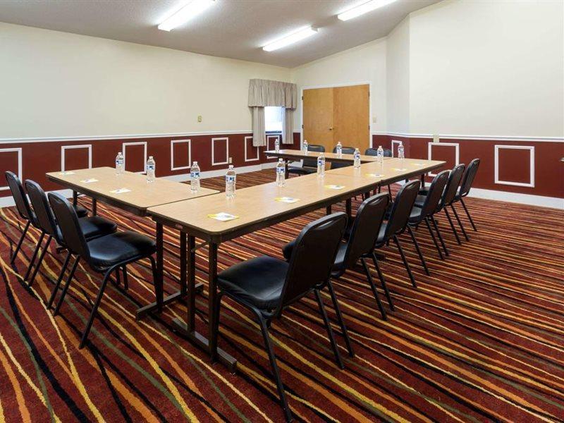 Days Inn & Suites By Wyndham Northwest Индианаполис Екстериор снимка