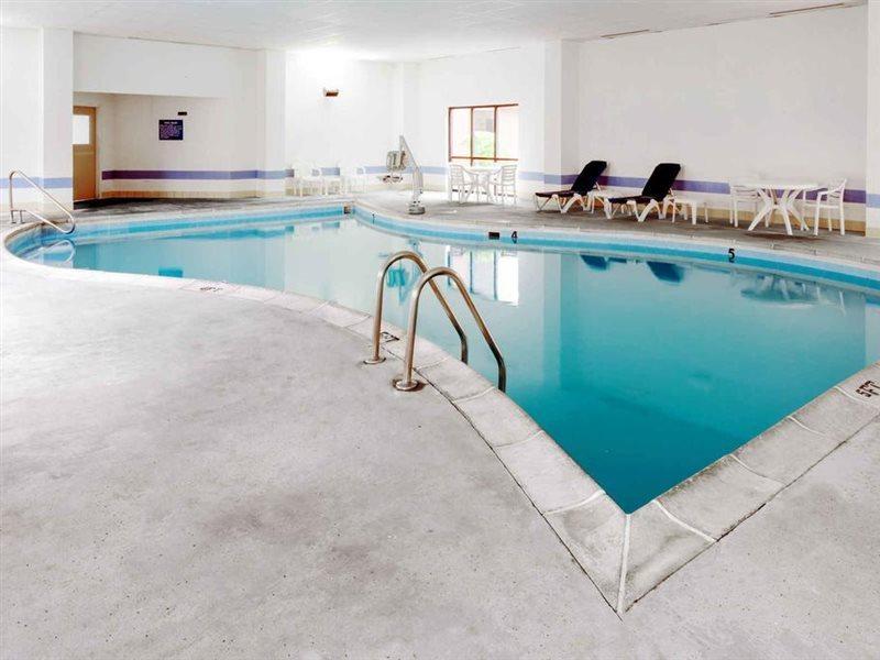 Days Inn & Suites By Wyndham Northwest Индианаполис Екстериор снимка
