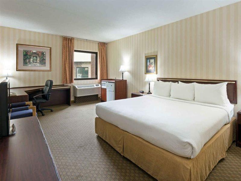 Days Inn & Suites By Wyndham Northwest Индианаполис Екстериор снимка