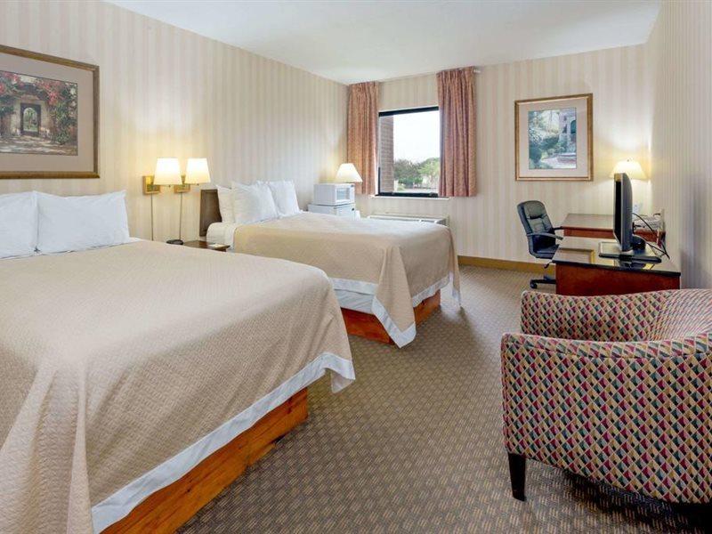 Days Inn & Suites By Wyndham Northwest Индианаполис Екстериор снимка