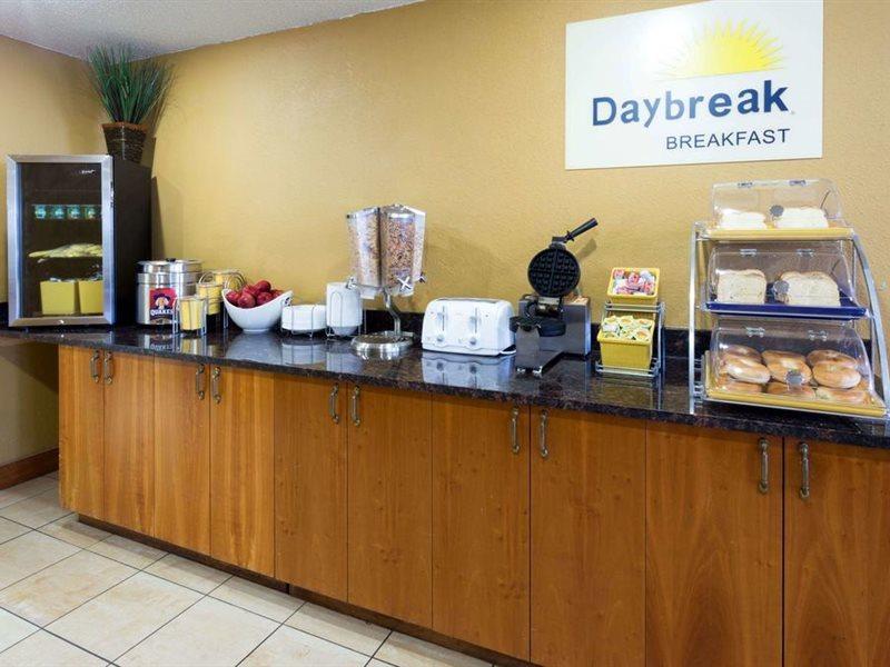 Days Inn & Suites By Wyndham Northwest Индианаполис Екстериор снимка