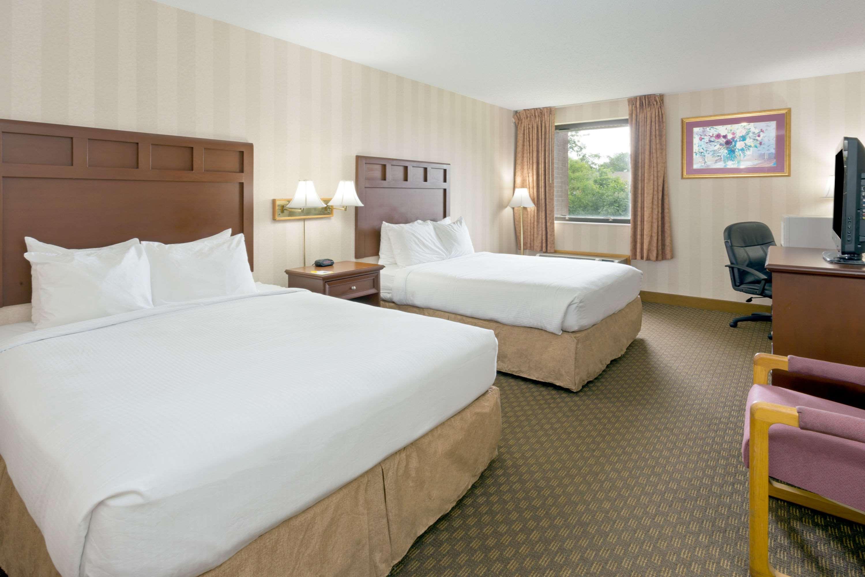 Days Inn & Suites By Wyndham Northwest Индианаполис Екстериор снимка