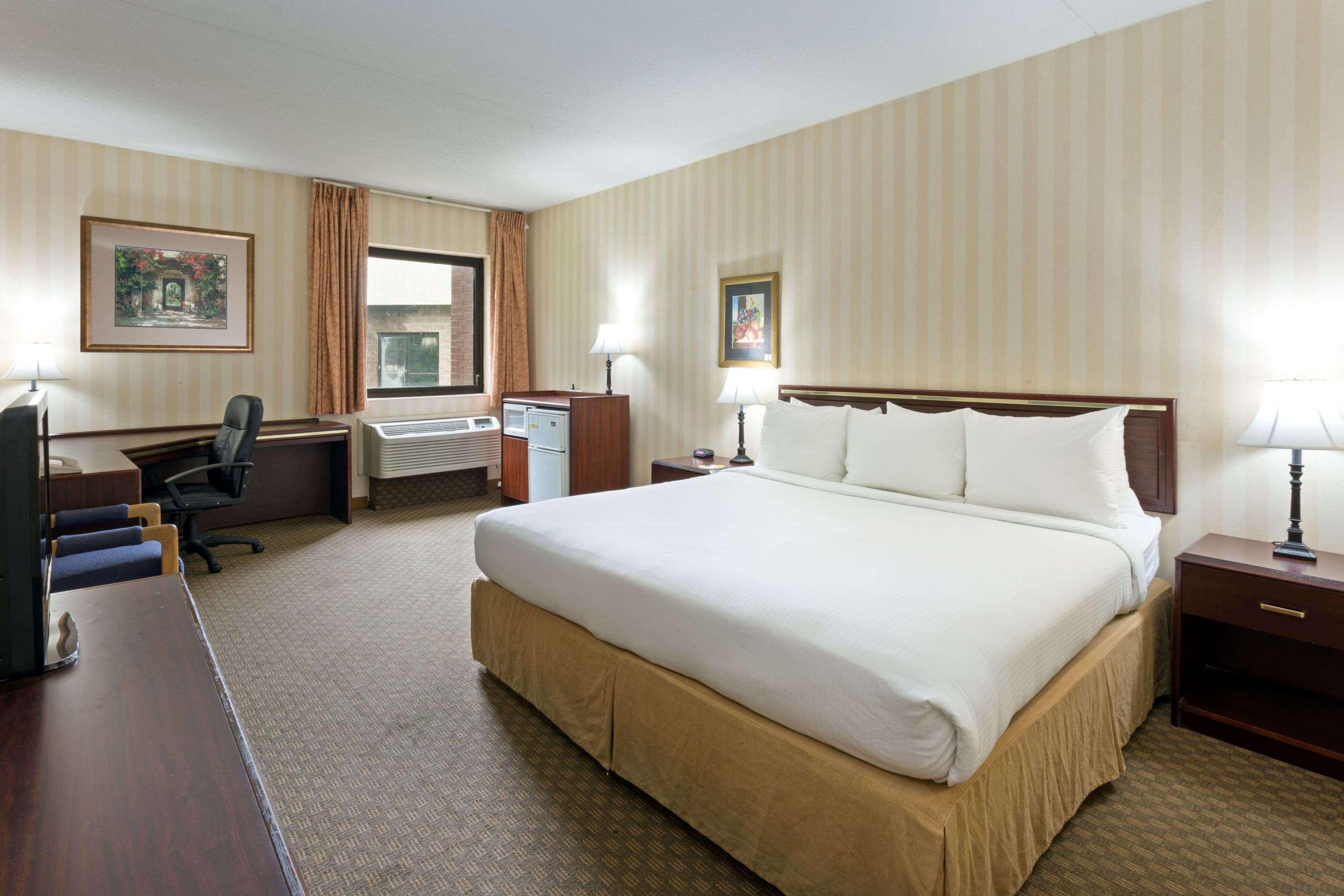 Days Inn & Suites By Wyndham Northwest Индианаполис Екстериор снимка