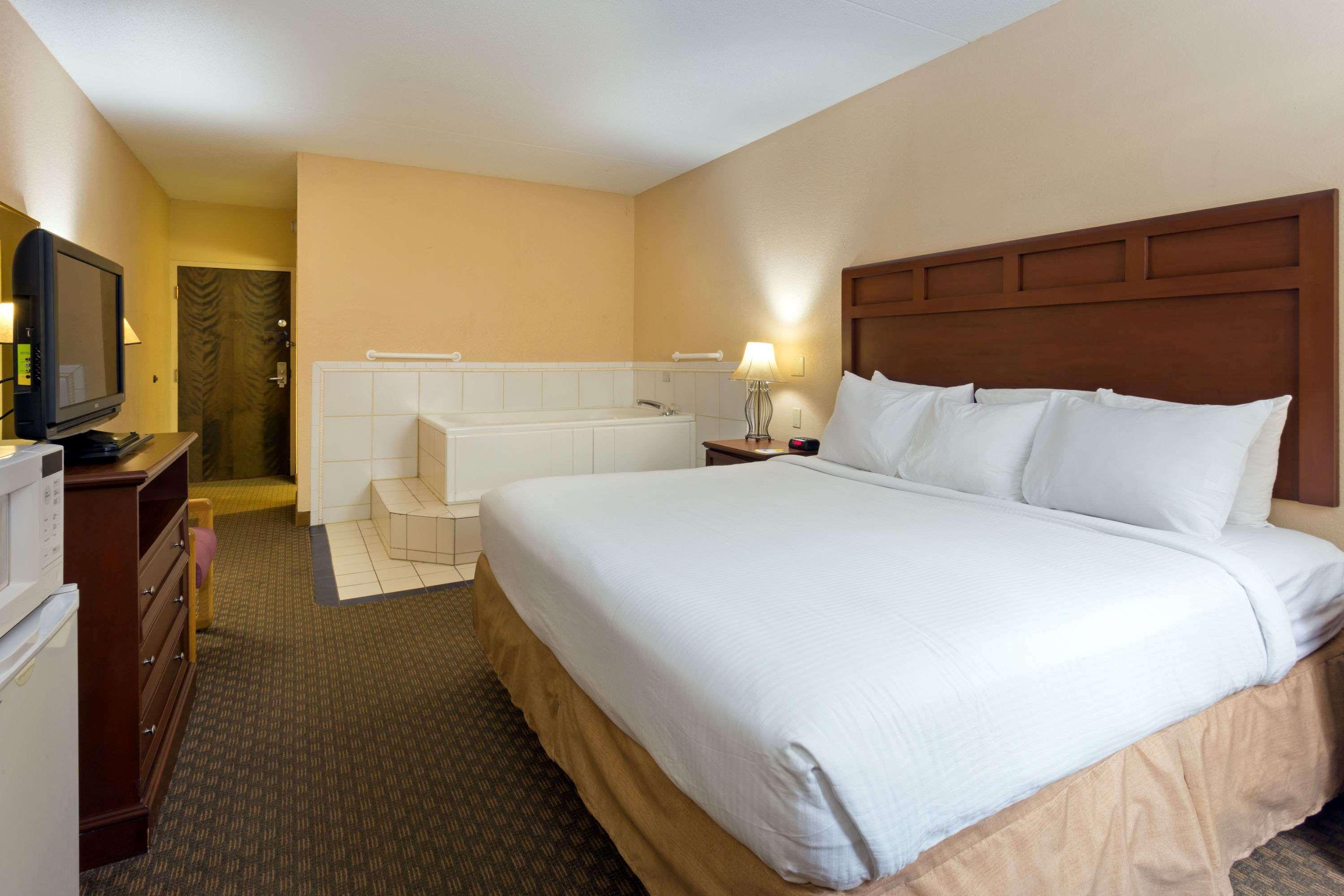 Days Inn & Suites By Wyndham Northwest Индианаполис Екстериор снимка