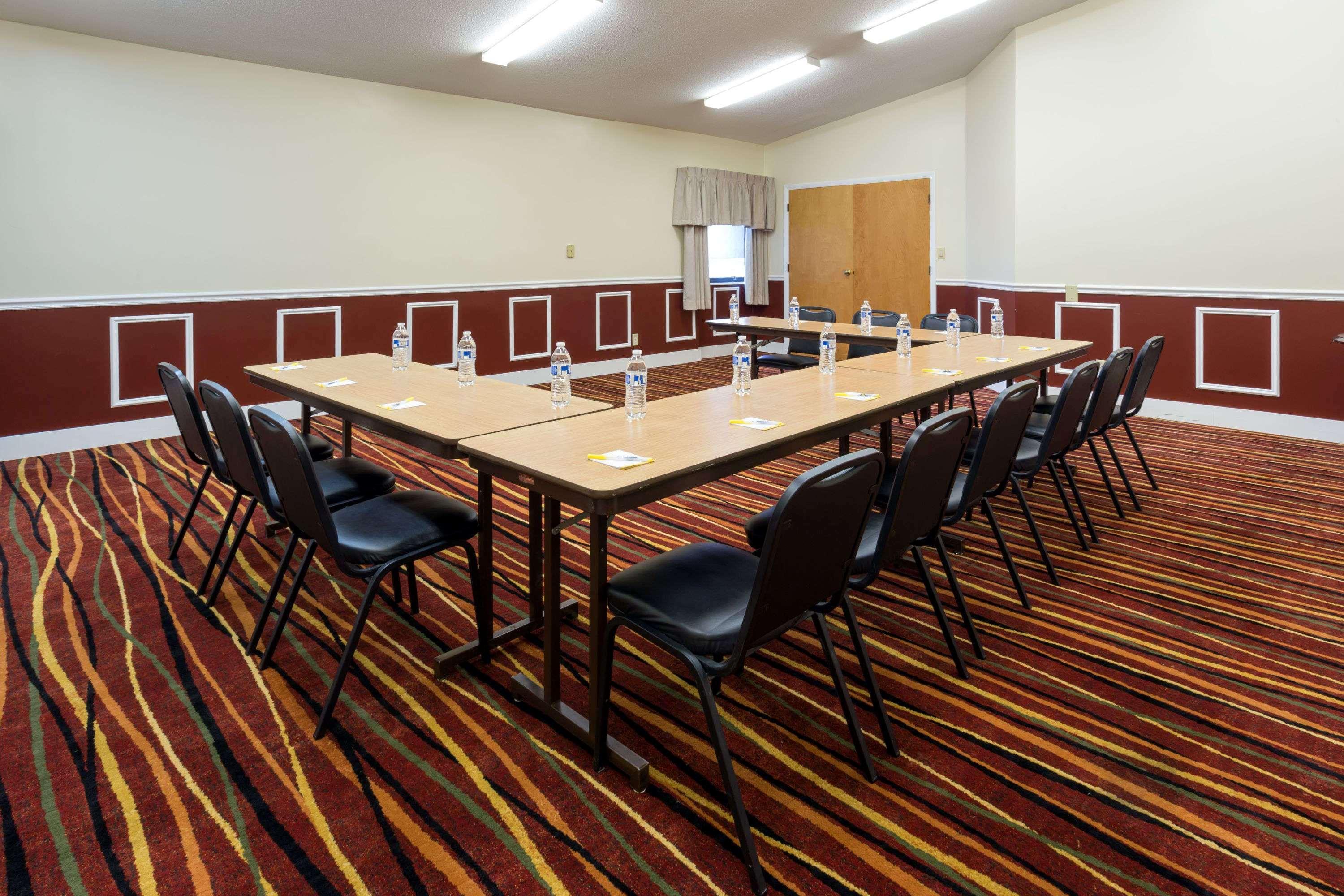 Days Inn & Suites By Wyndham Northwest Индианаполис Екстериор снимка