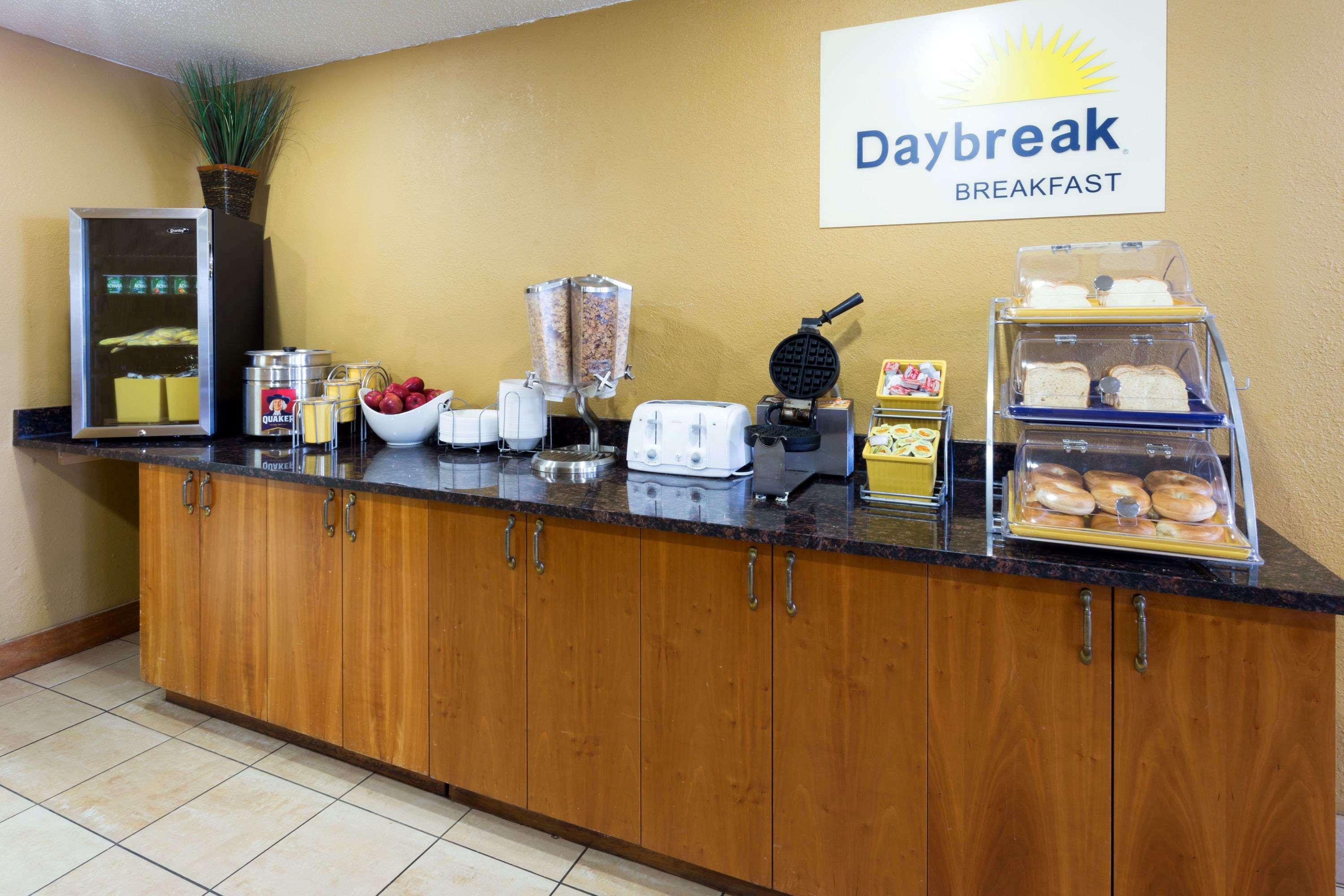 Days Inn & Suites By Wyndham Northwest Индианаполис Екстериор снимка