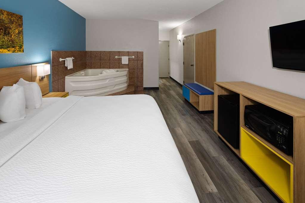 Days Inn & Suites By Wyndham Northwest Индианаполис Стая снимка