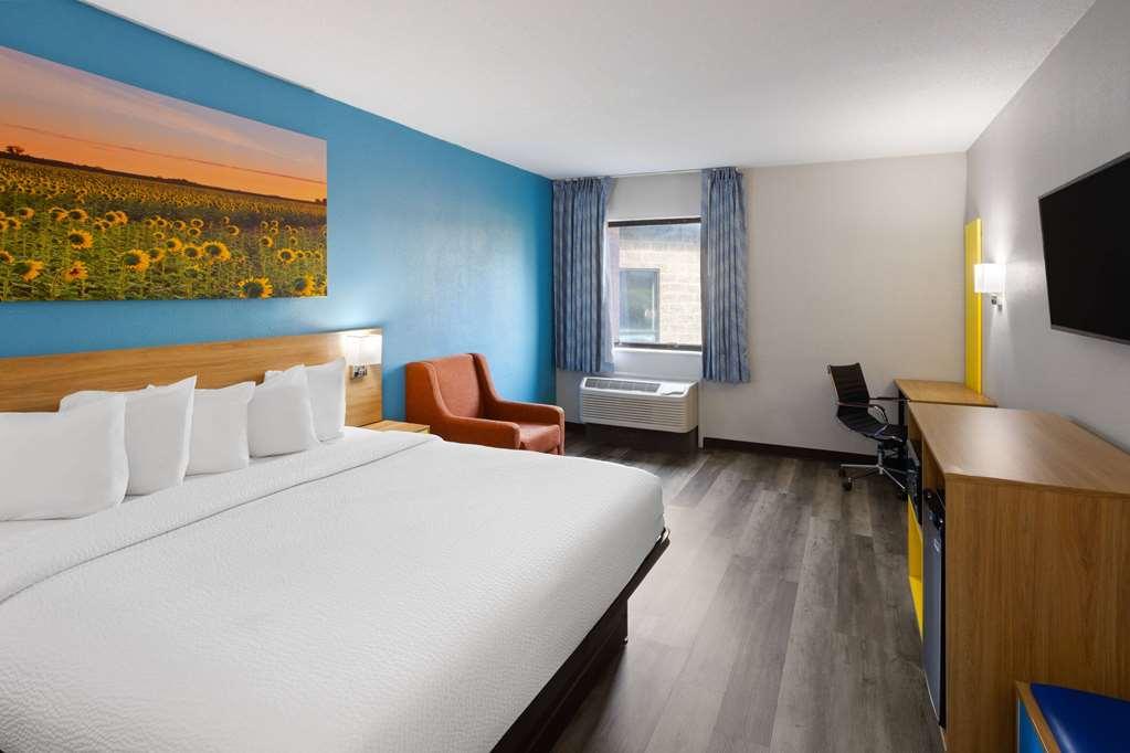 Days Inn & Suites By Wyndham Northwest Индианаполис Стая снимка