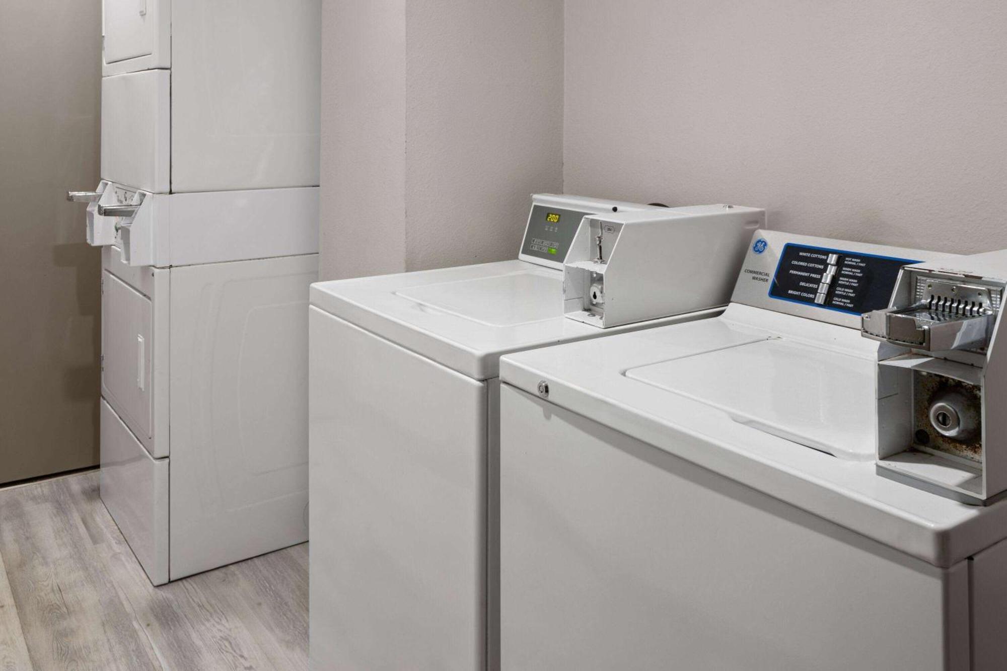 Days Inn & Suites By Wyndham Northwest Индианаполис Екстериор снимка