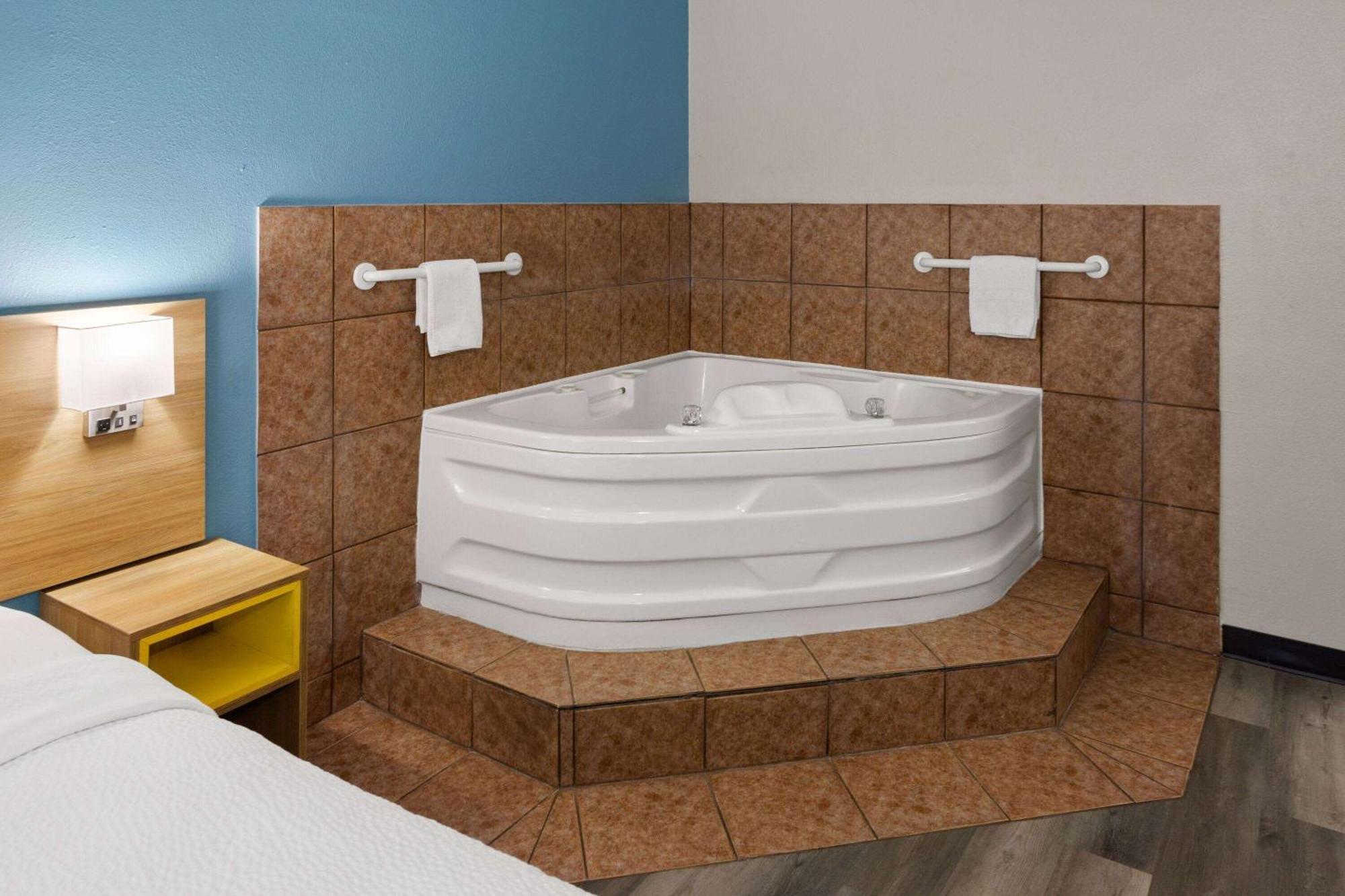 Days Inn & Suites By Wyndham Northwest Индианаполис Екстериор снимка