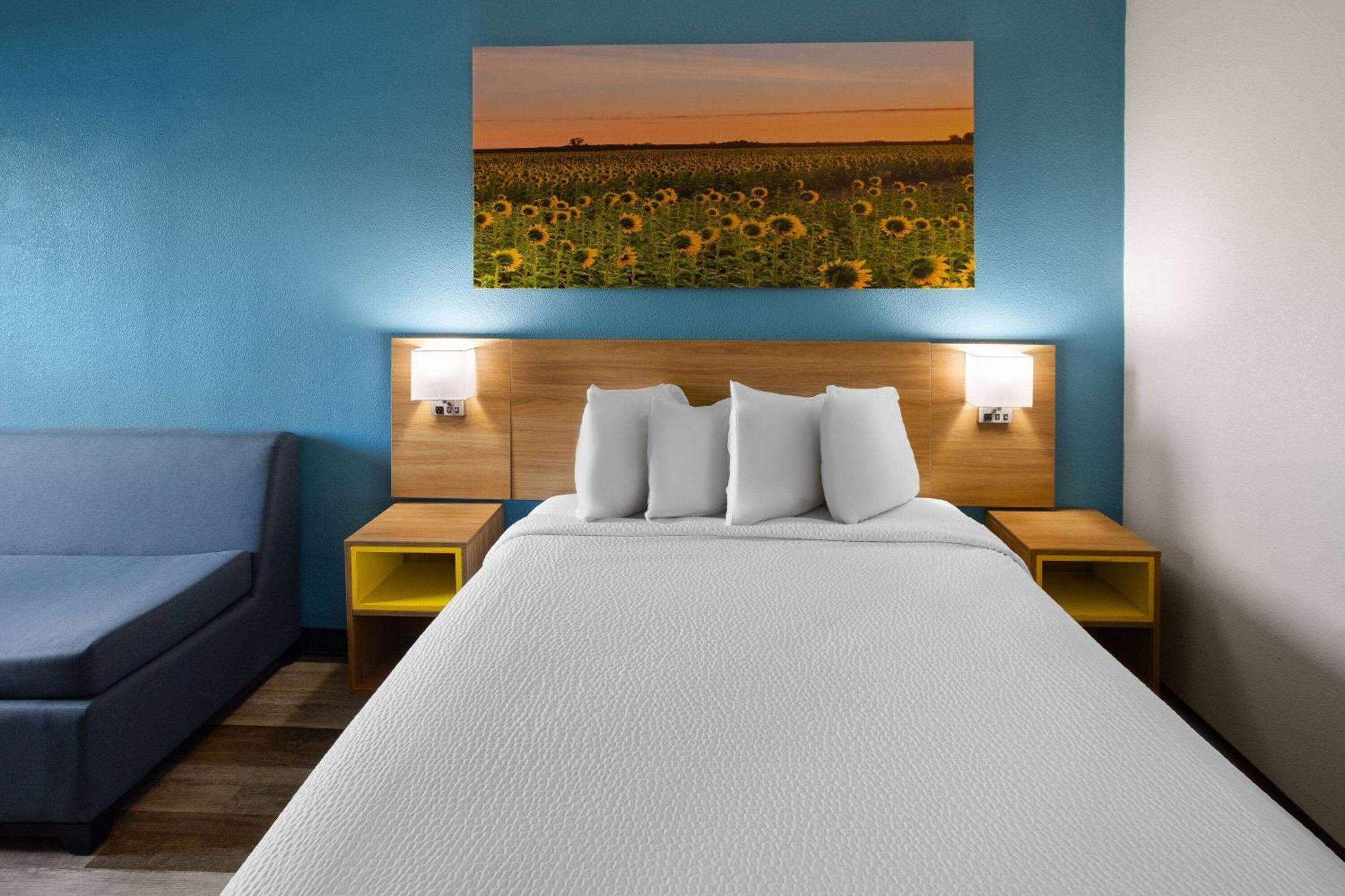Days Inn & Suites By Wyndham Northwest Индианаполис Екстериор снимка