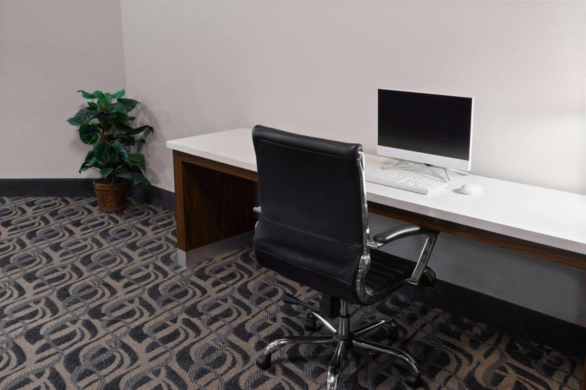 Days Inn & Suites By Wyndham Northwest Индианаполис Екстериор снимка