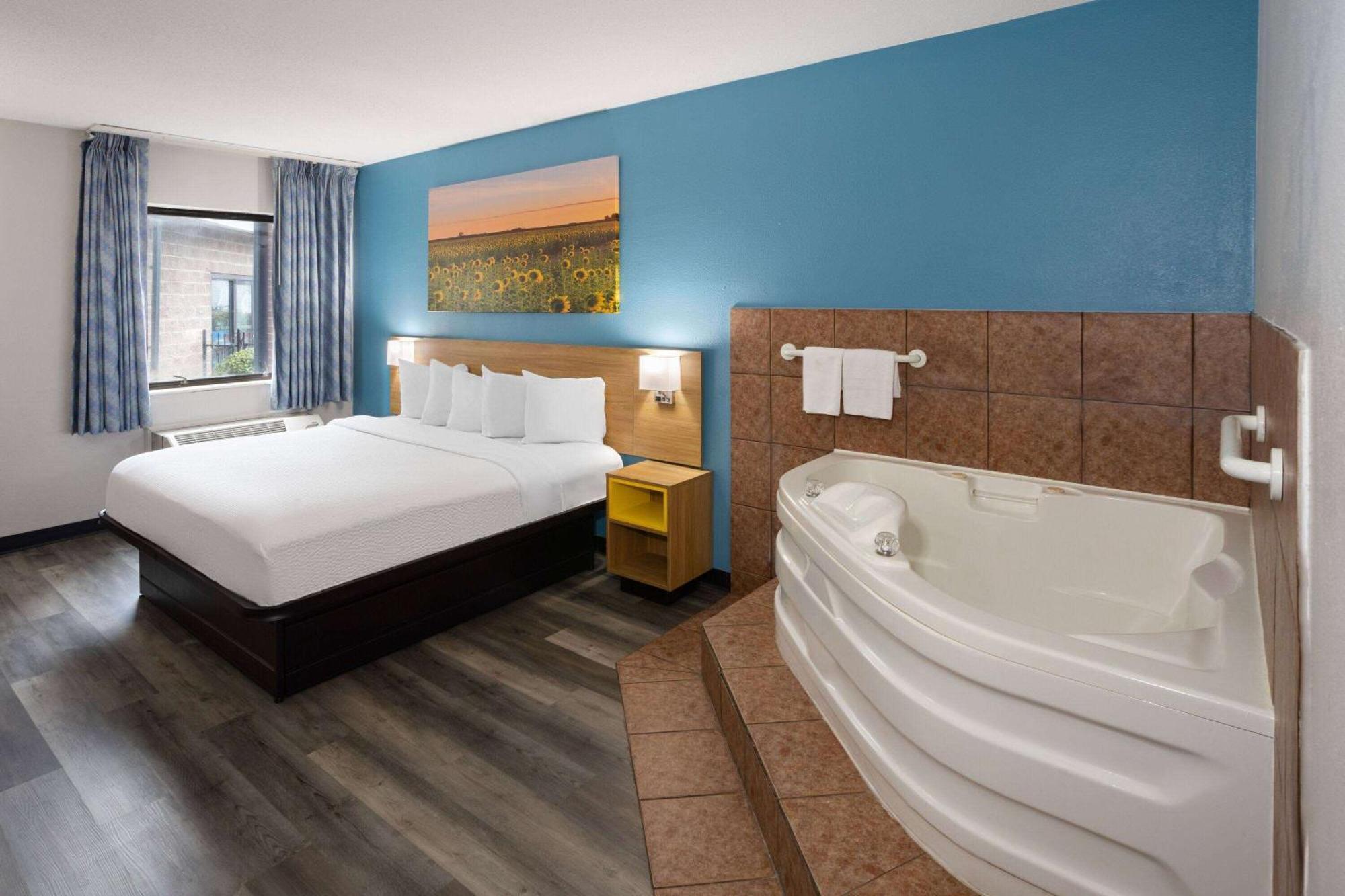 Days Inn & Suites By Wyndham Northwest Индианаполис Екстериор снимка