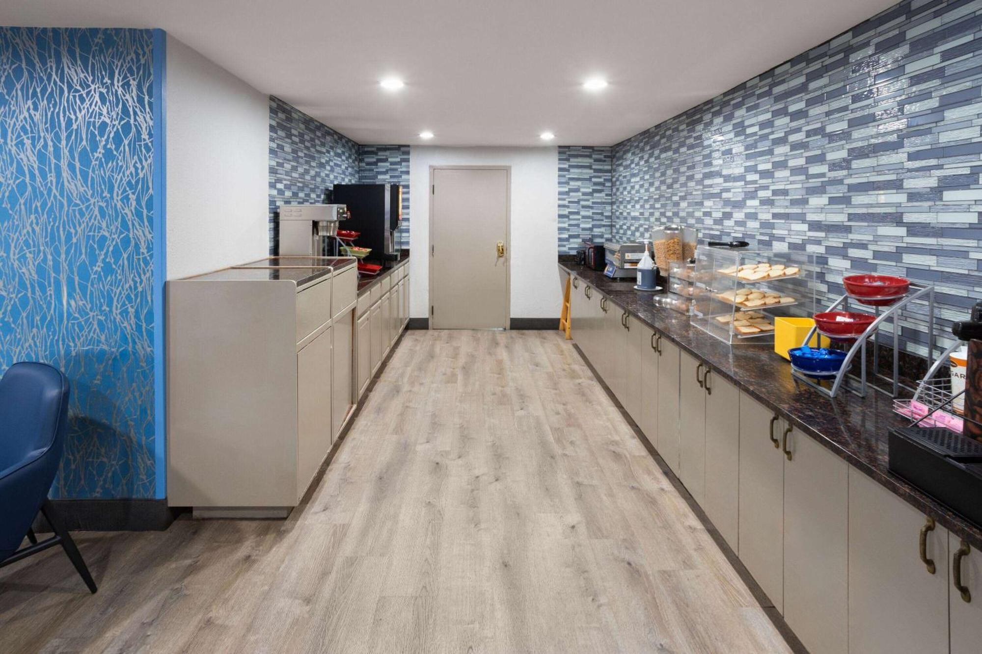 Days Inn & Suites By Wyndham Northwest Индианаполис Екстериор снимка