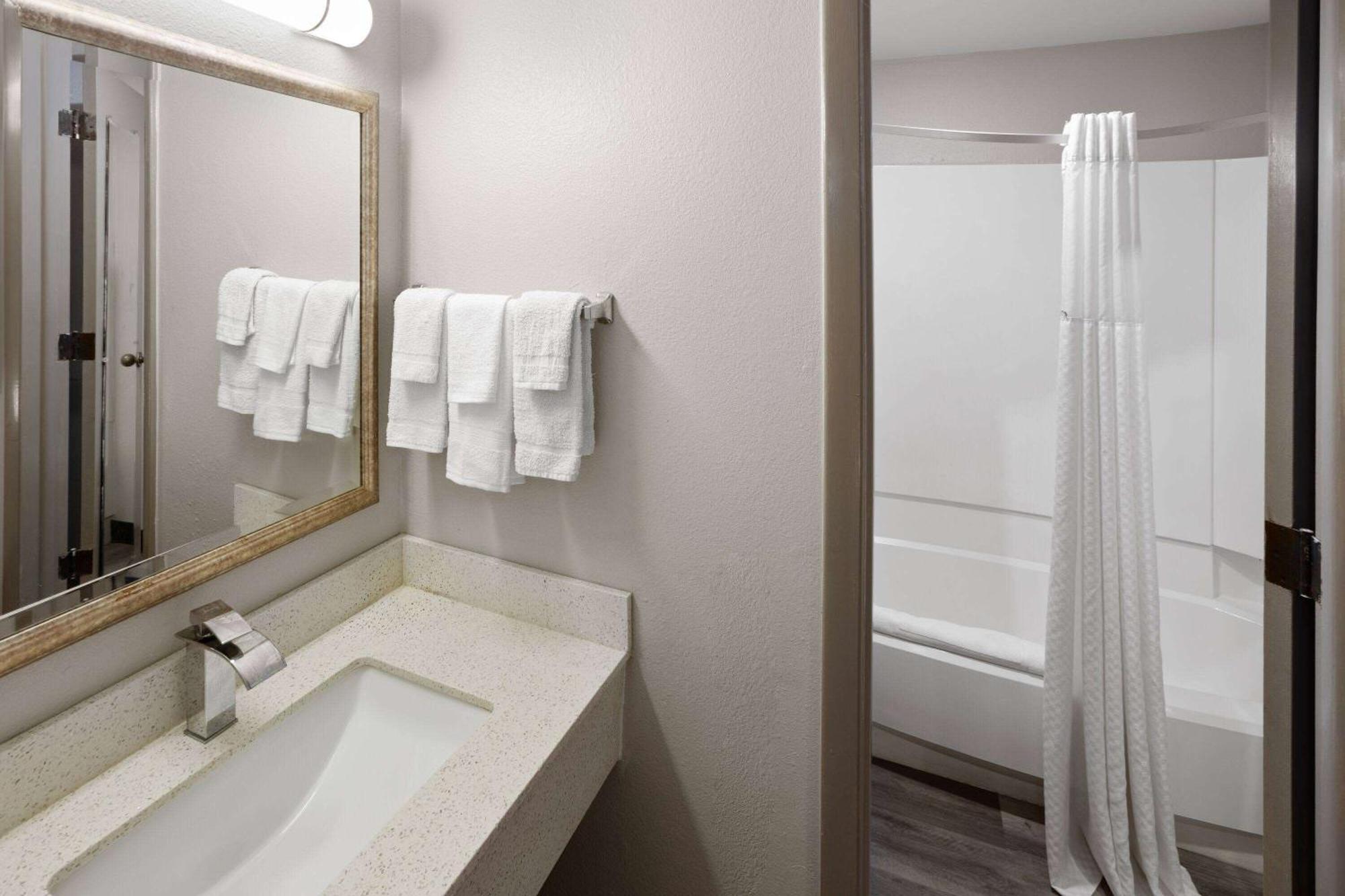 Days Inn & Suites By Wyndham Northwest Индианаполис Екстериор снимка