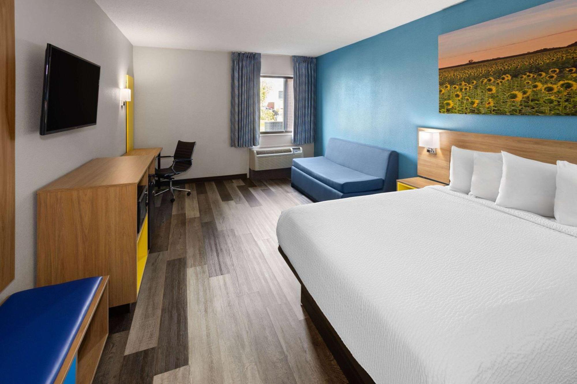 Days Inn & Suites By Wyndham Northwest Индианаполис Екстериор снимка