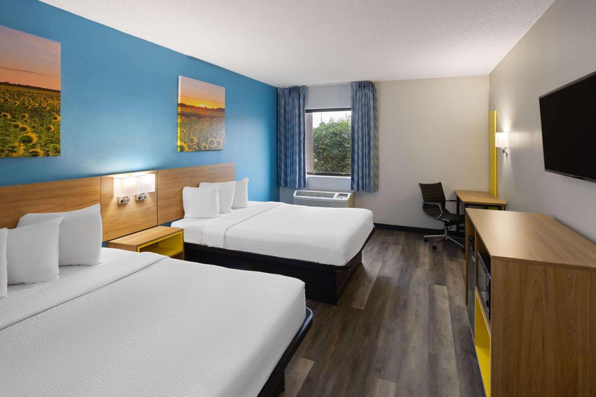 Days Inn & Suites By Wyndham Northwest Индианаполис Екстериор снимка