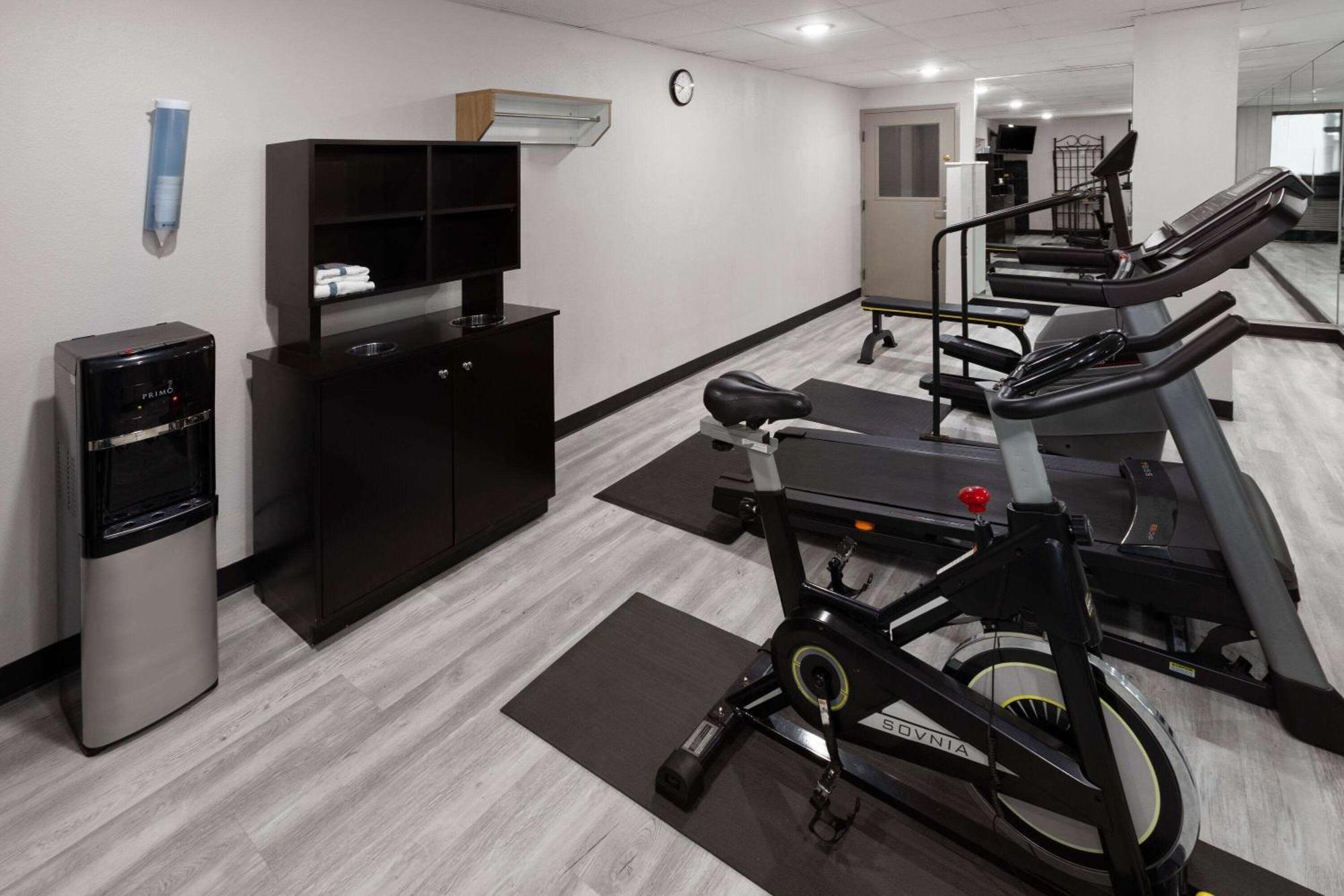 Days Inn & Suites By Wyndham Northwest Индианаполис Екстериор снимка