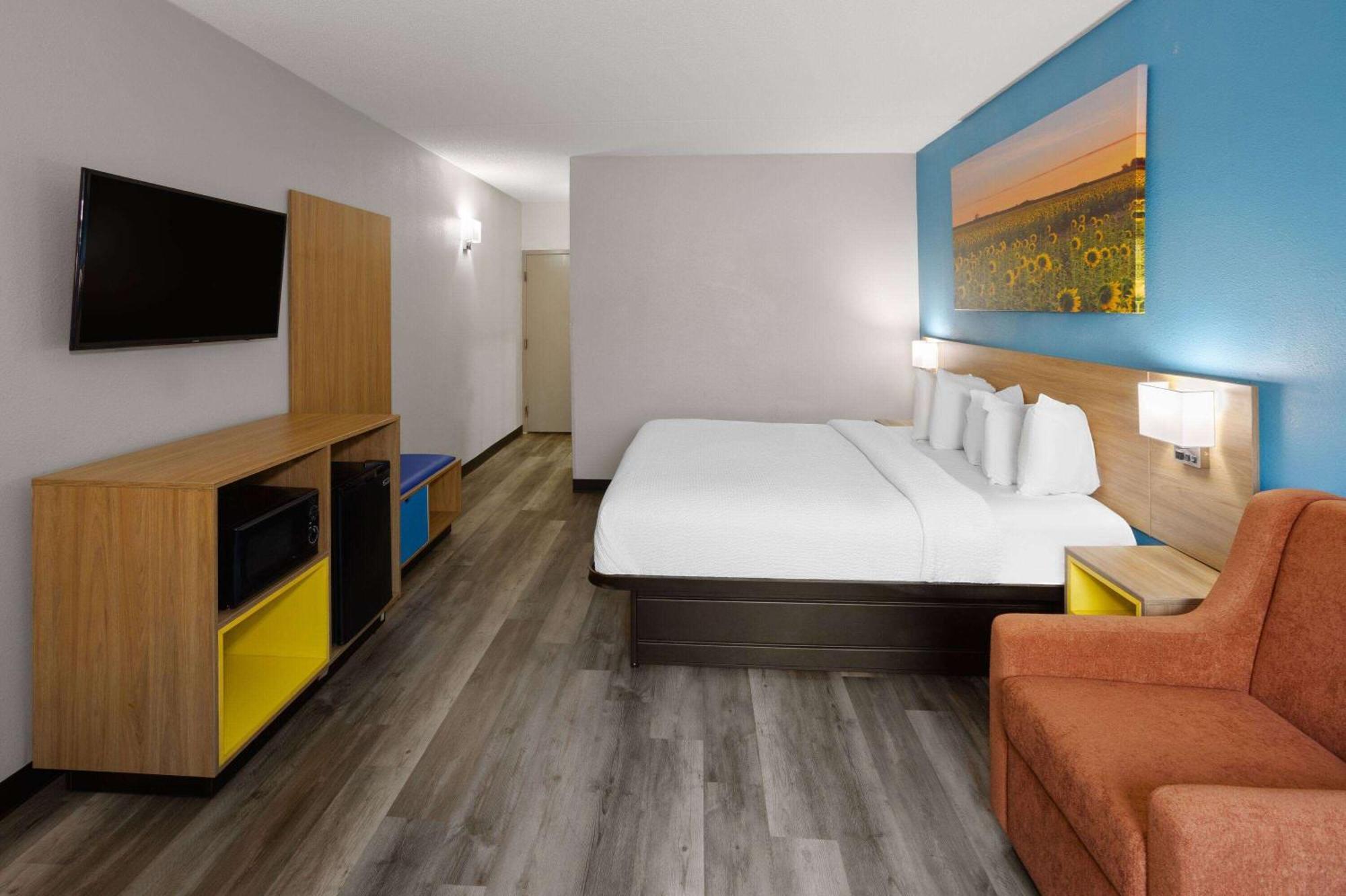 Days Inn & Suites By Wyndham Northwest Индианаполис Екстериор снимка