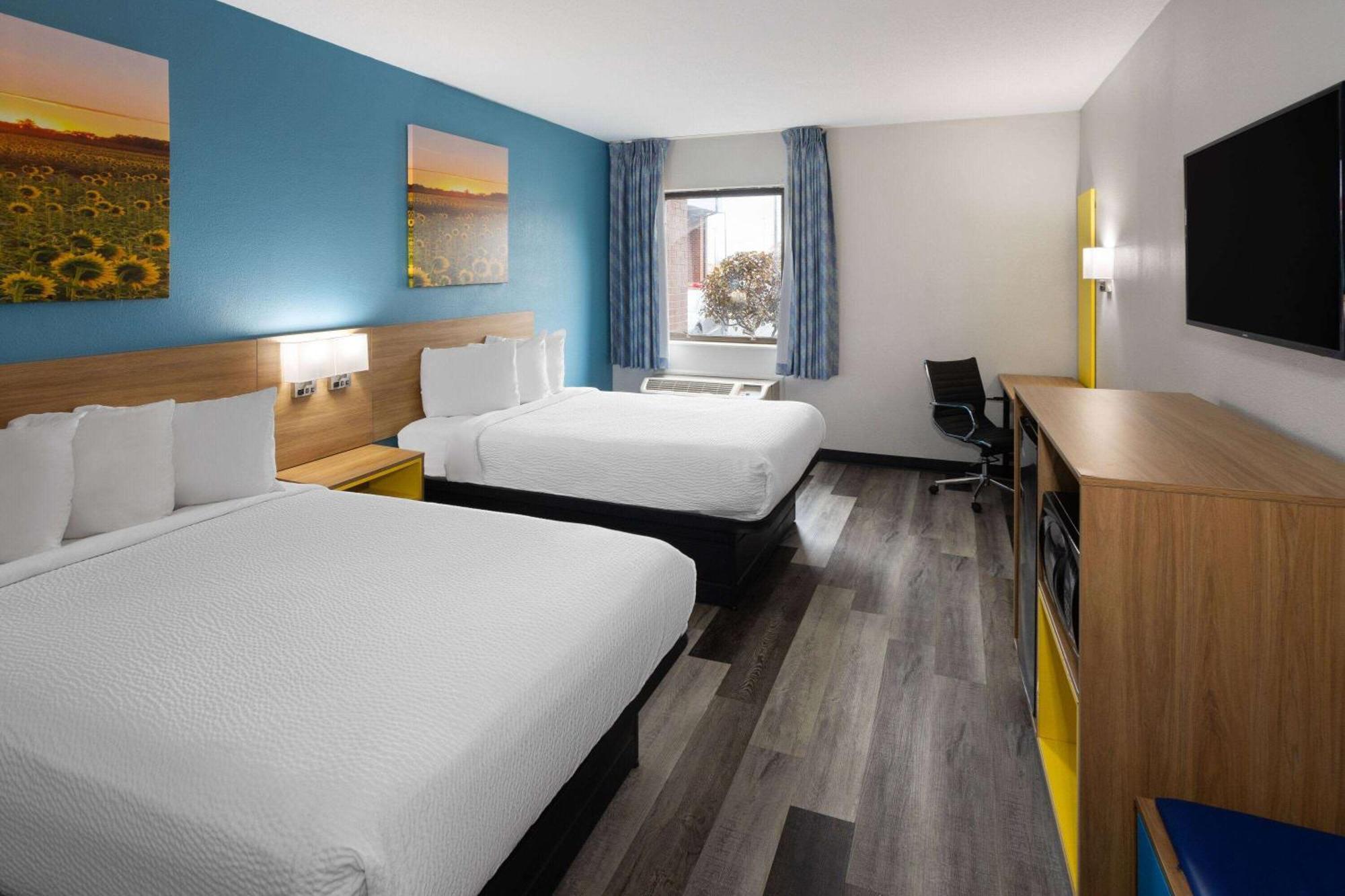 Days Inn & Suites By Wyndham Northwest Индианаполис Екстериор снимка