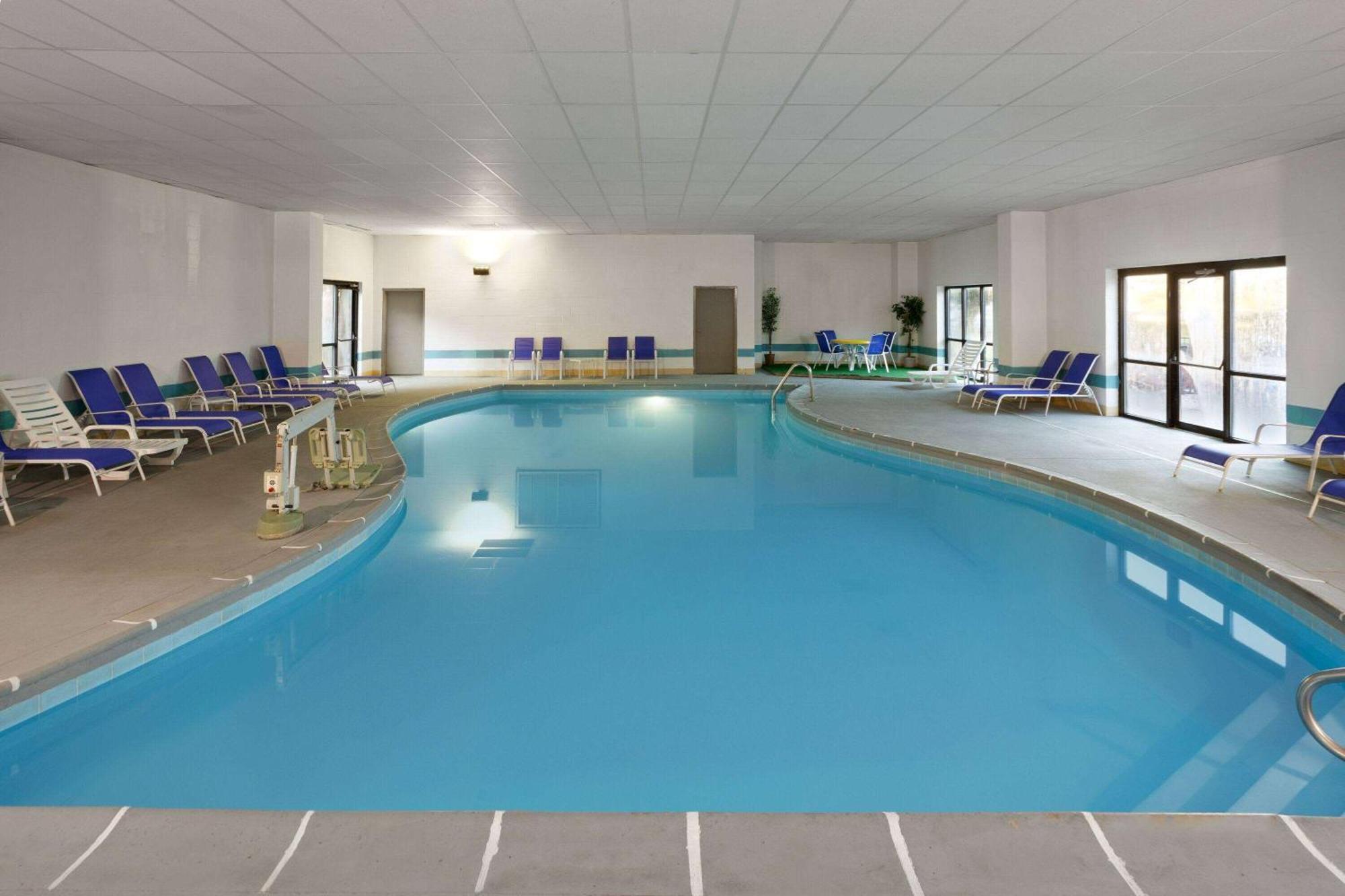 Days Inn & Suites By Wyndham Northwest Индианаполис Екстериор снимка
