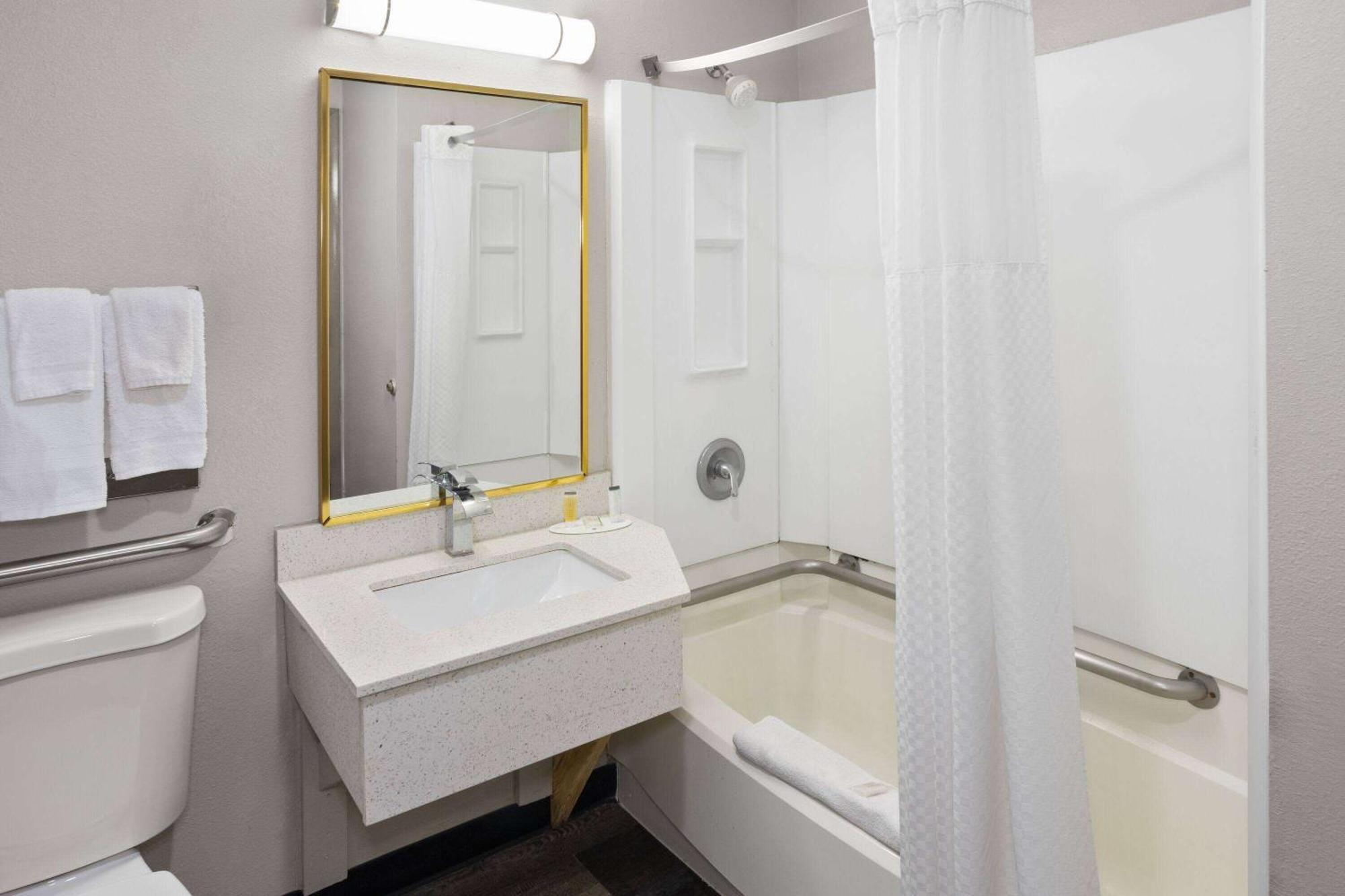 Days Inn & Suites By Wyndham Northwest Индианаполис Екстериор снимка