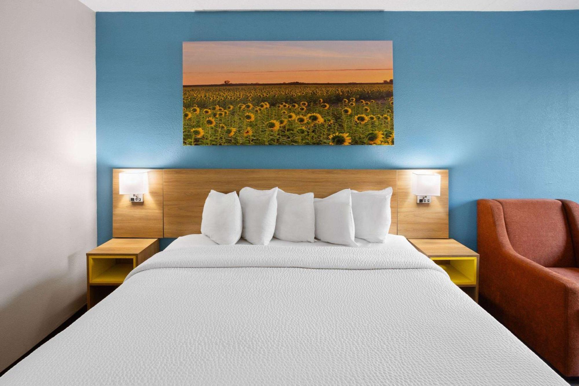 Days Inn & Suites By Wyndham Northwest Индианаполис Екстериор снимка