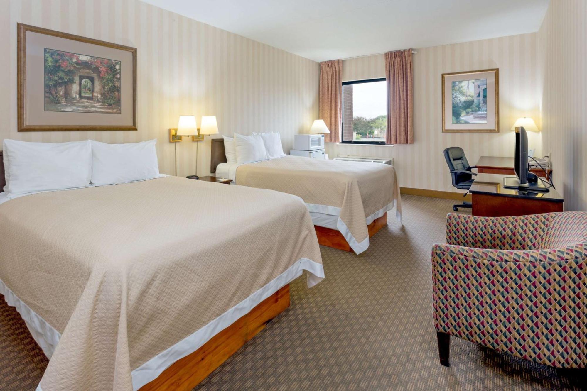 Days Inn & Suites By Wyndham Northwest Индианаполис Екстериор снимка